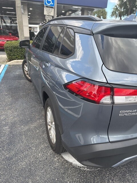2022 Toyota Corolla Cross LE photo 2