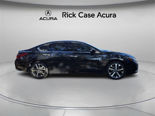 2017 Nissan Altima 3.5 SR photo 2