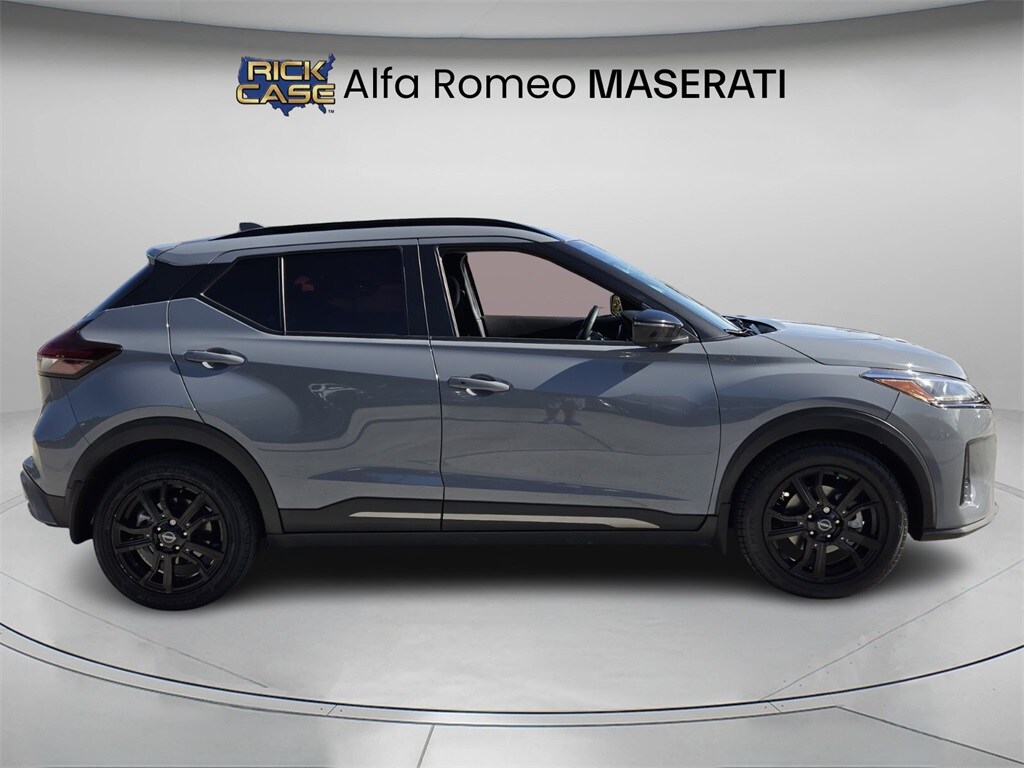 2023 Nissan Kicks SR photo 3