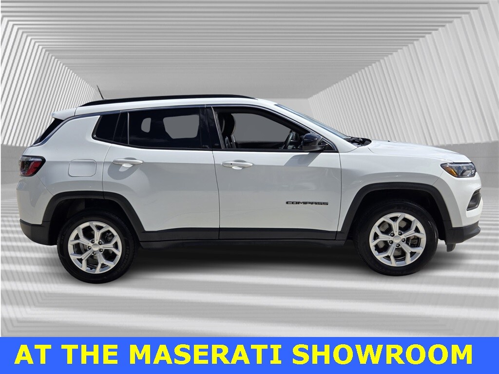 2024 Jeep Compass Latitude photo 2