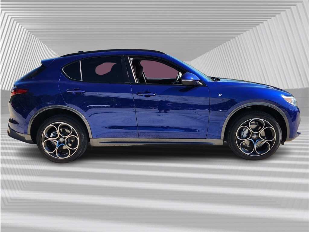 2022 Alfa Romeo Stelvio Ti photo 3