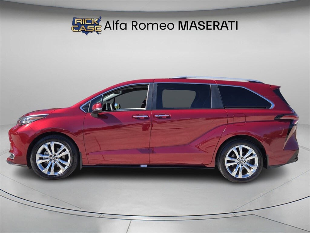 2024 Toyota Sienna Platinum photo 2