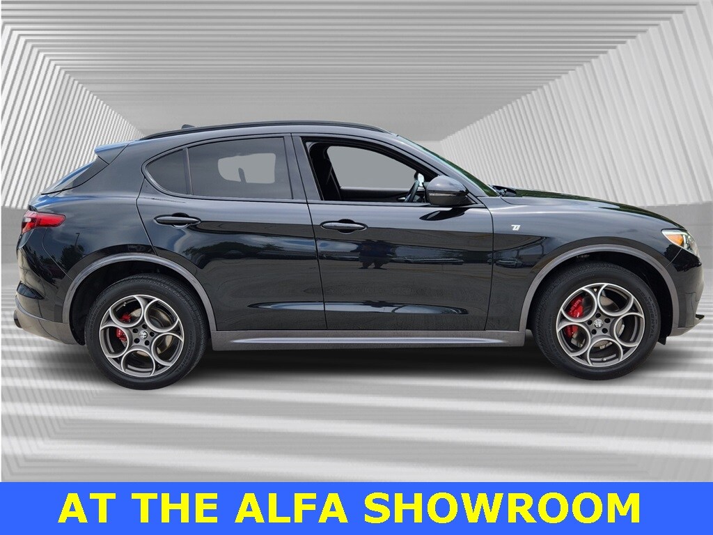 2022 Alfa Romeo Stelvio Ti photo 3