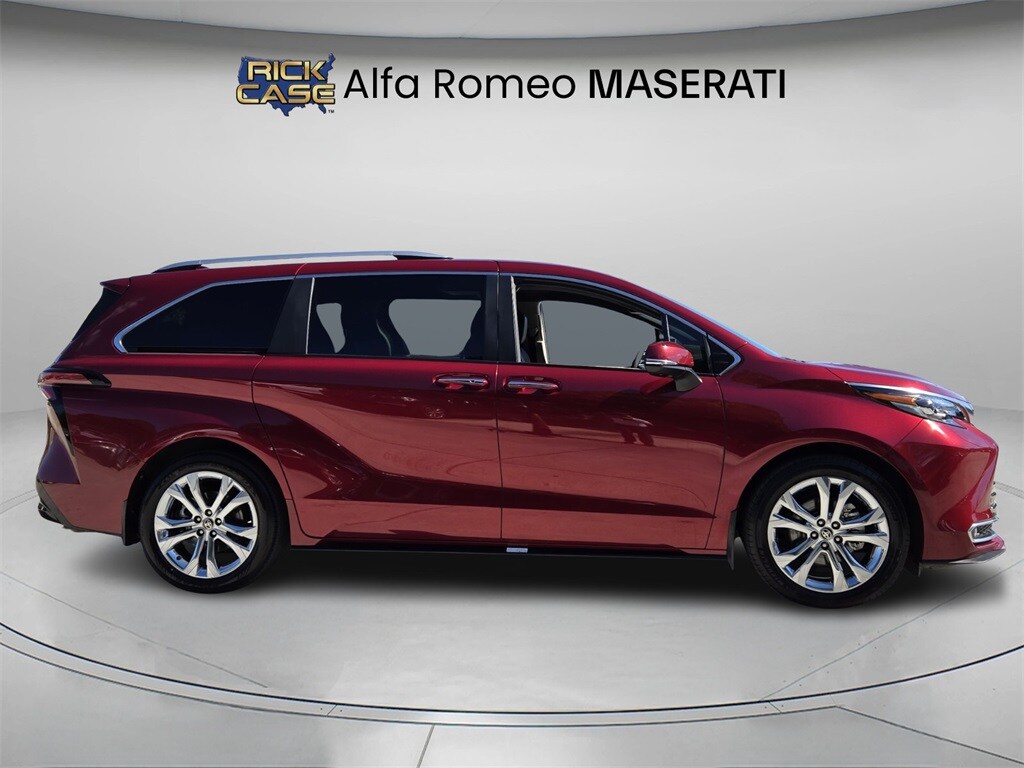 2024 Toyota Sienna Platinum photo 3