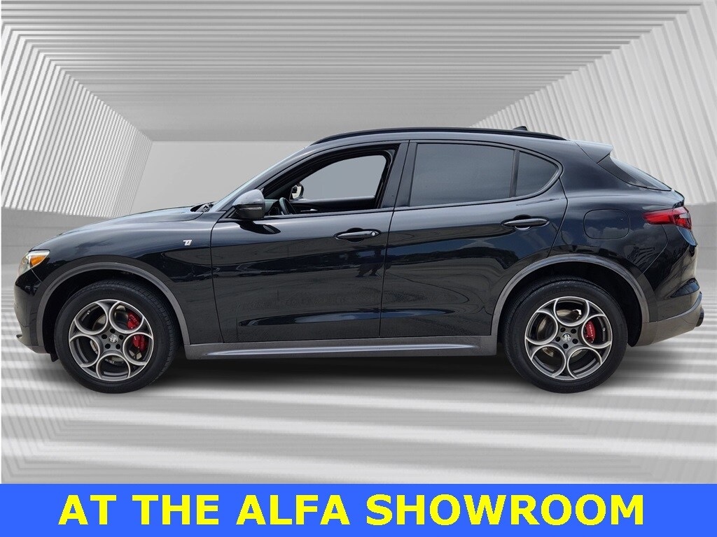 2022 Alfa Romeo Stelvio Ti photo 2