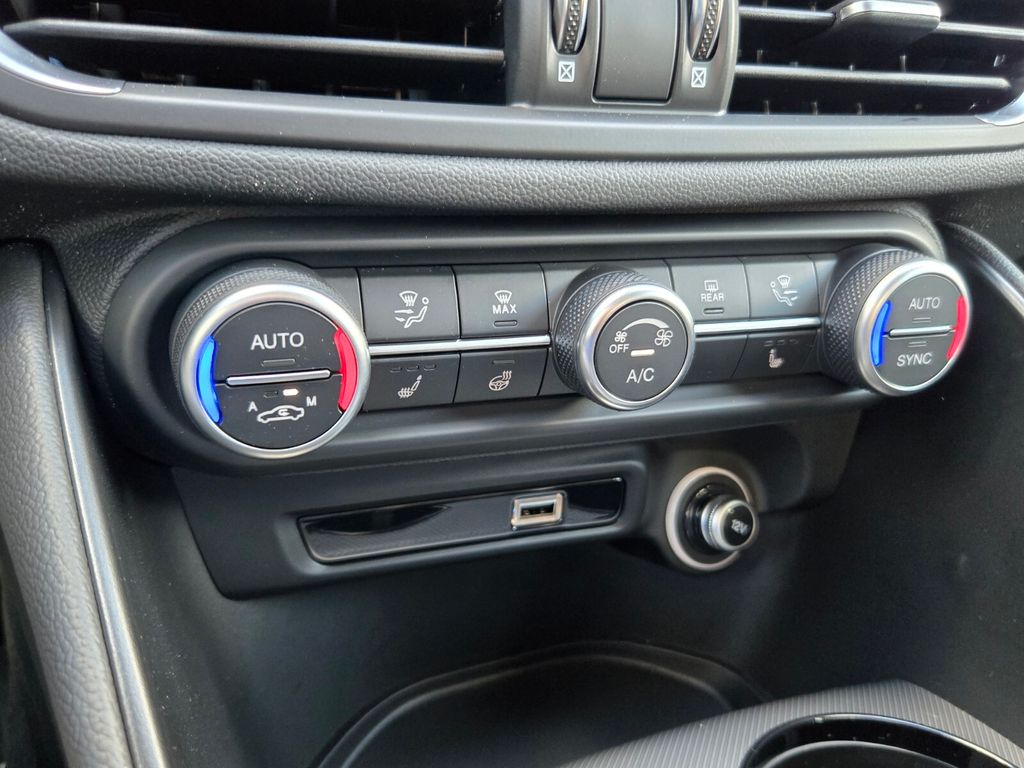 2025 Alfa Romeo Giulia Base - Photo 9