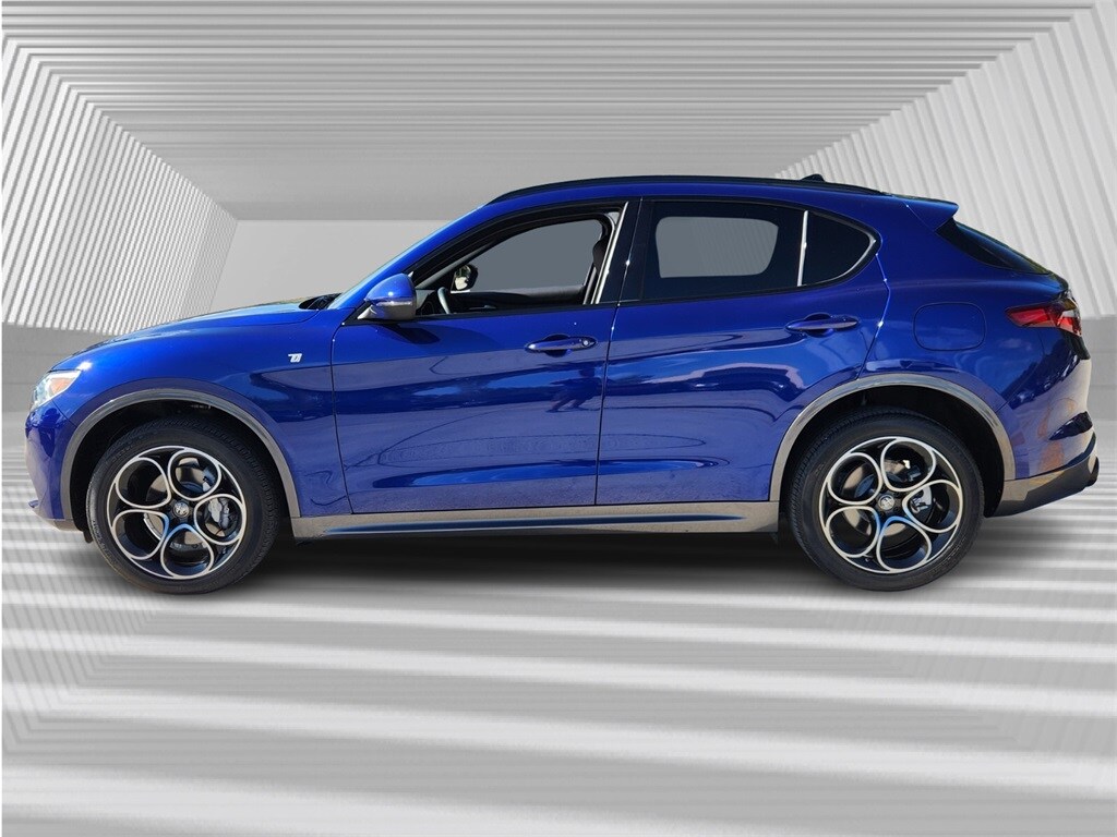 2022 Alfa Romeo Stelvio Ti photo 2