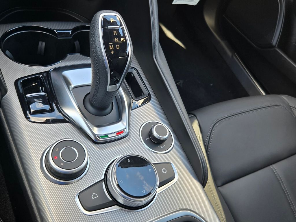 2025 Alfa Romeo Giulia Base - Photo 12