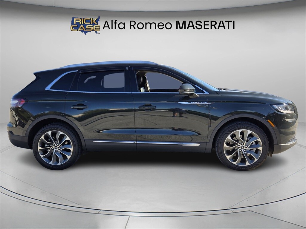 2023 Lincoln Nautilus Reserve photo 3