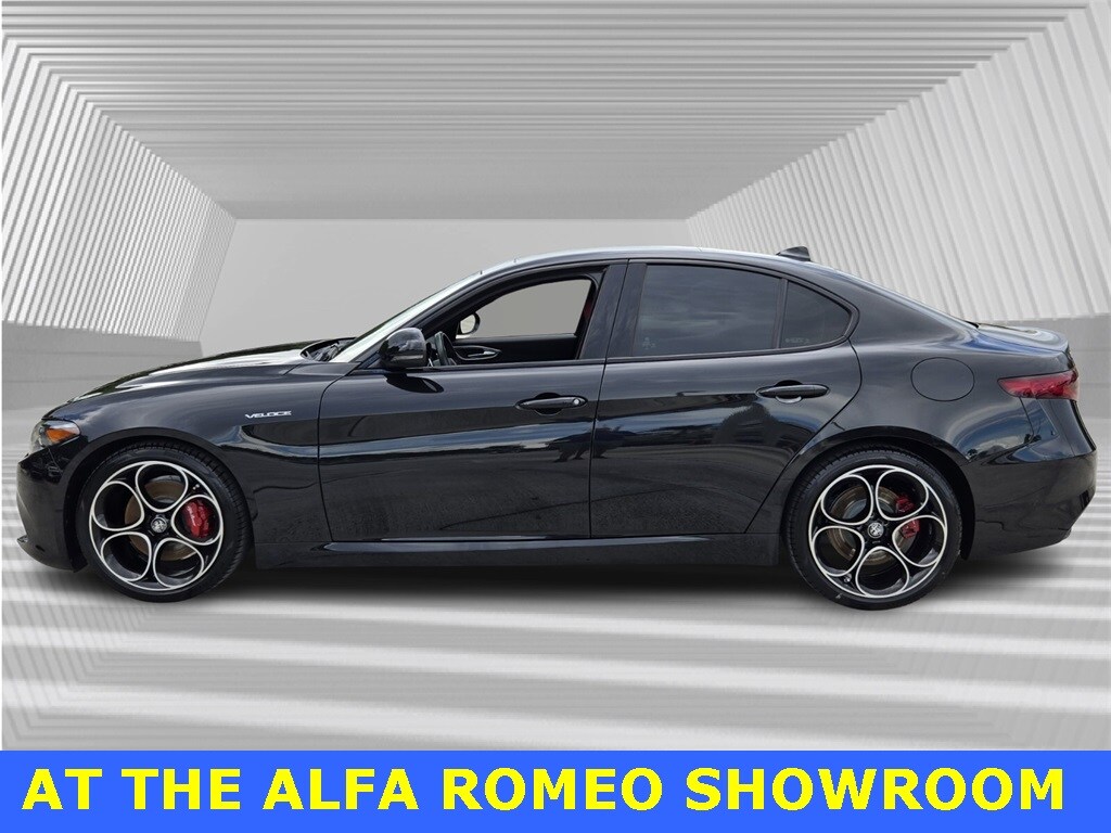2022 Alfa Romeo Giulia Ti - VELOCE photo 2