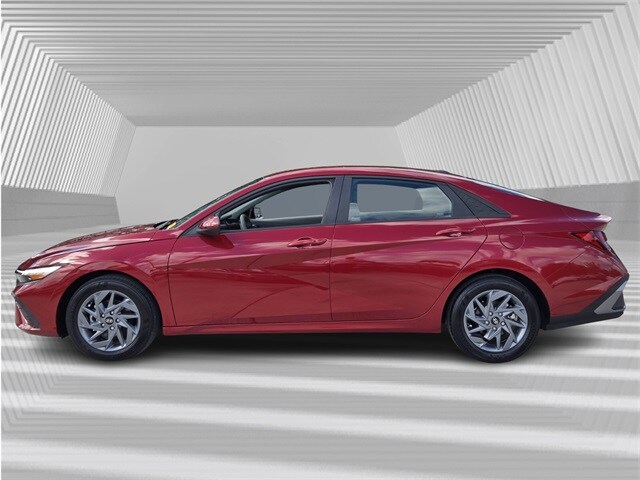 2024 Hyundai Elantra SEL photo 2