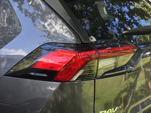 2021 Toyota RAV4 XLE - Photo 8