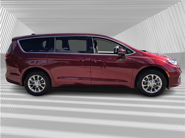 2023 Chrysler Pacifica Touring L photo 3