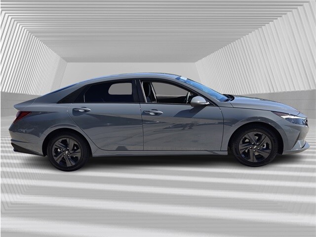 2022 Hyundai Elantra SEL photo 2