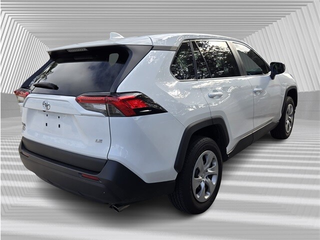 2023 Toyota RAV4 LE photo 3