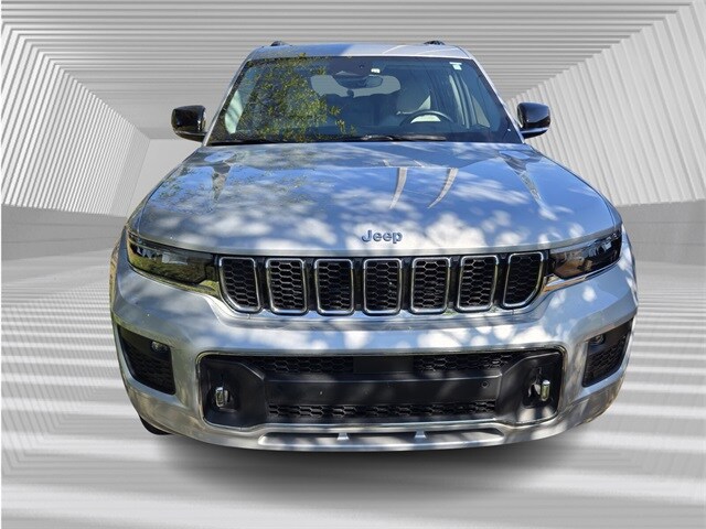 2022 Jeep Grand Cherokee Overland photo 2