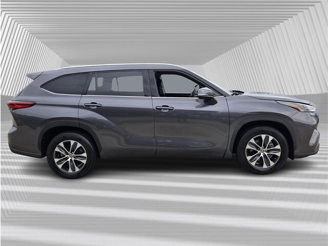 2021 Toyota Highlander XLE photo 3