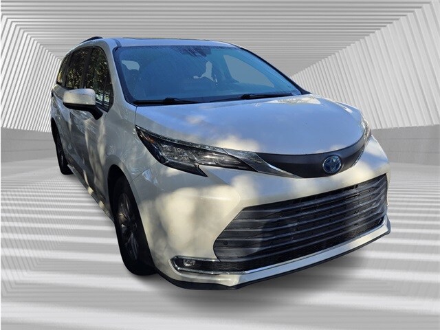 2021 Toyota Sienna XLE photo 3
