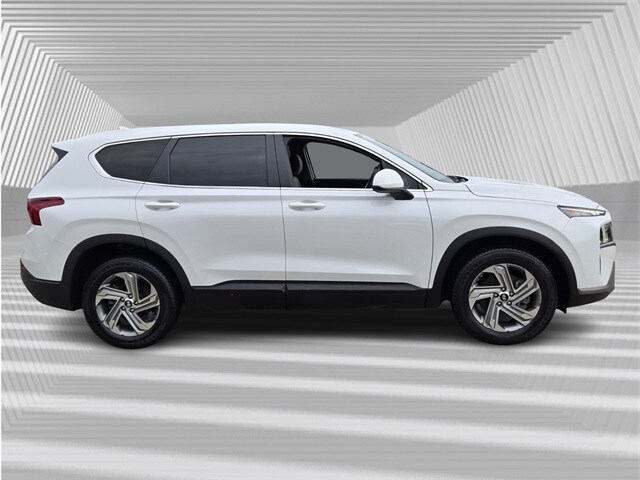 2022 Hyundai Santa Fe SE photo 2