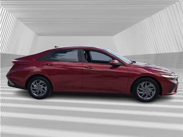 2024 Hyundai Elantra SEL photo 3