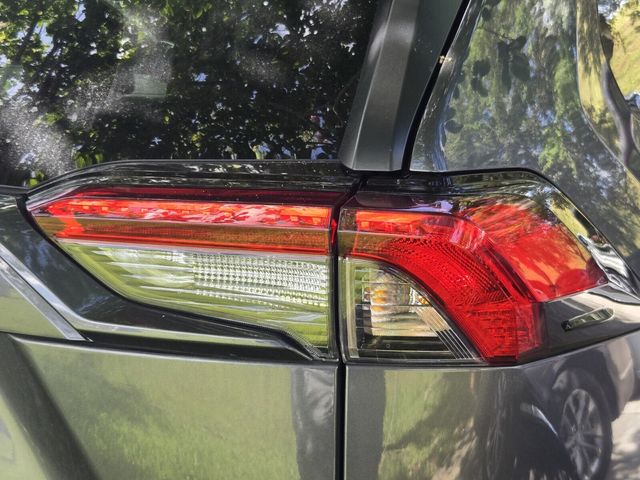 2021 Toyota RAV4 XLE - Photo 9