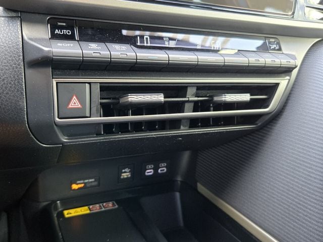 2025 Toyota Camry SE - Photo 17