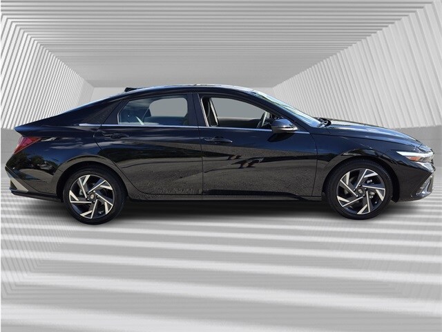 2025 Hyundai Elantra SEL Convenience photo 2
