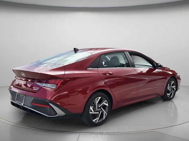 2025 Hyundai Elantra Limited - Photo 7