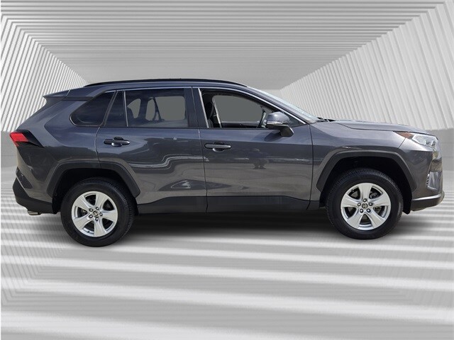 2021 Toyota RAV4 XLE photo 2