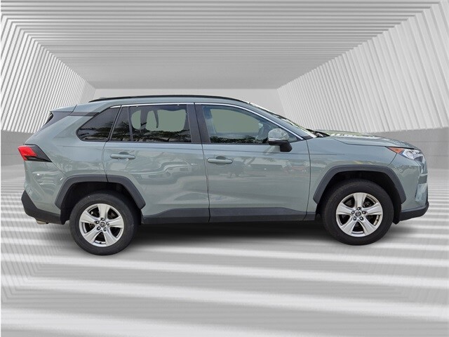 2020 Toyota RAV4 XLE photo 3