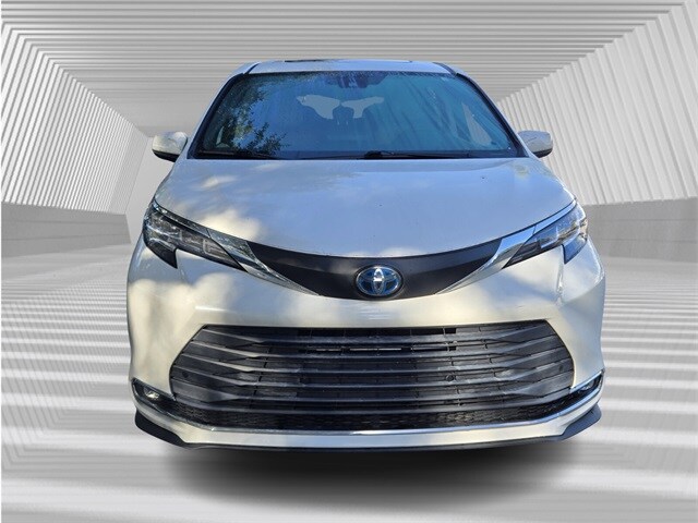 2021 Toyota Sienna XLE photo 2