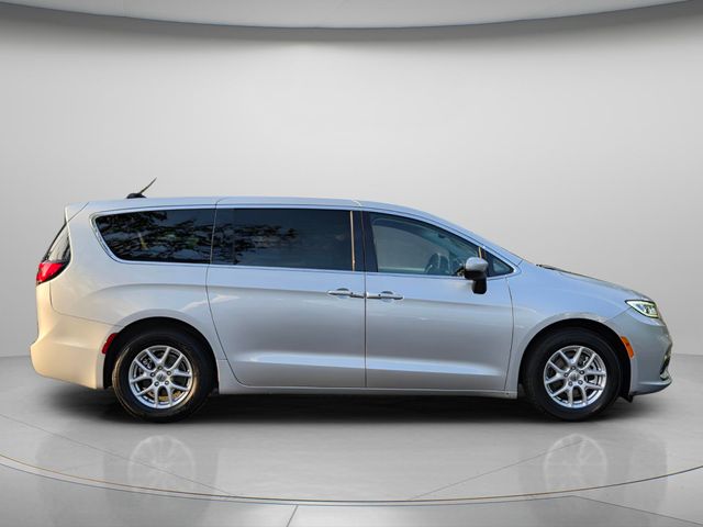 2023 Chrysler Pacifica Touring L - Photo 8