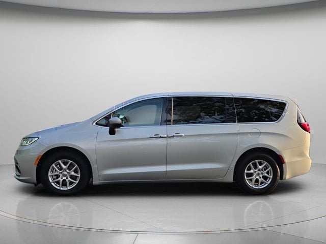 2023 Chrysler Pacifica Touring L - Photo 3