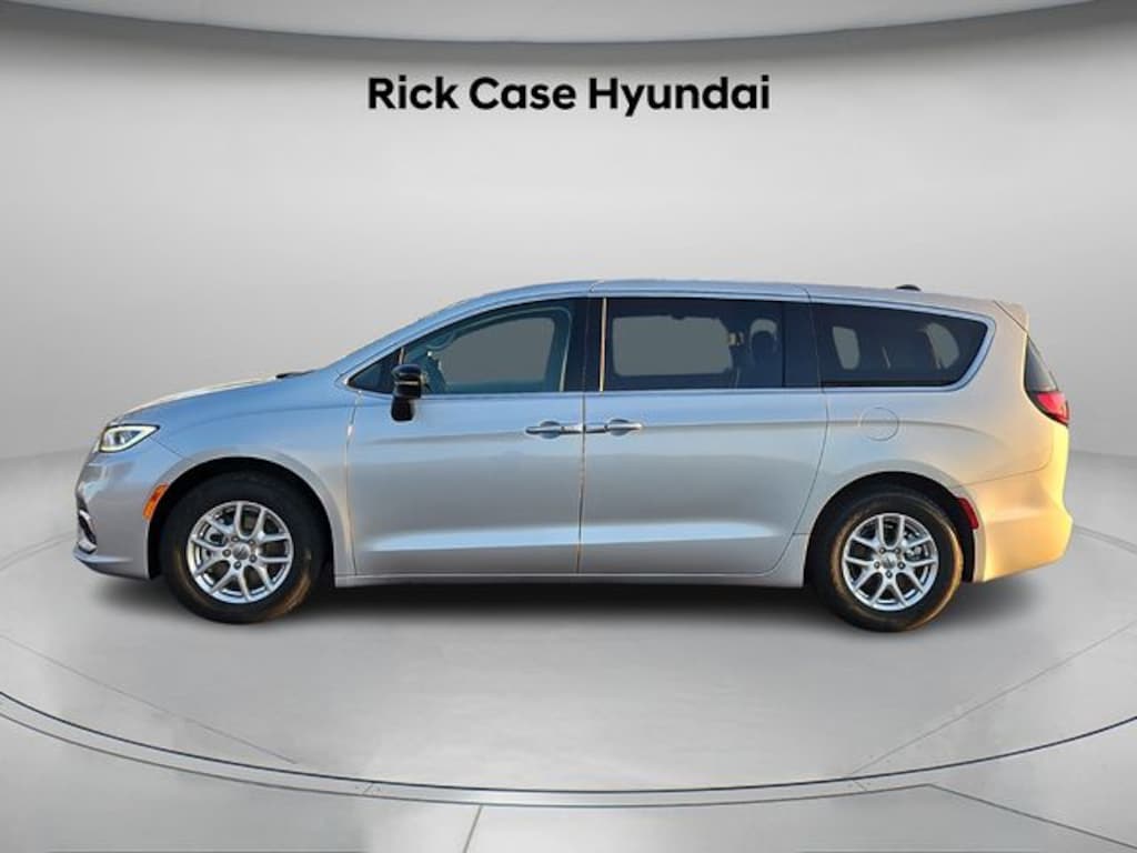Used 2024 Chrysler Pacifica Touring L Minivan/Van