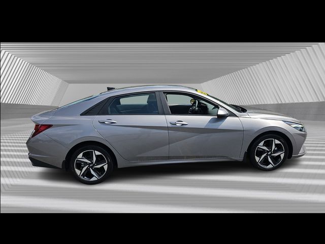2023 Hyundai Elantra SEL photo 3