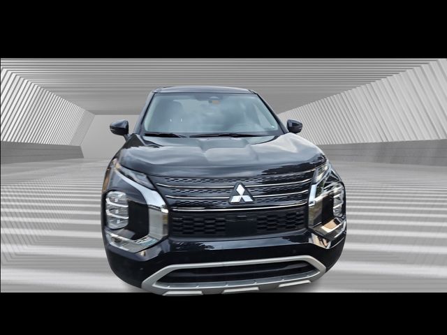 2024 Mitsubishi Outlander SE photo 2