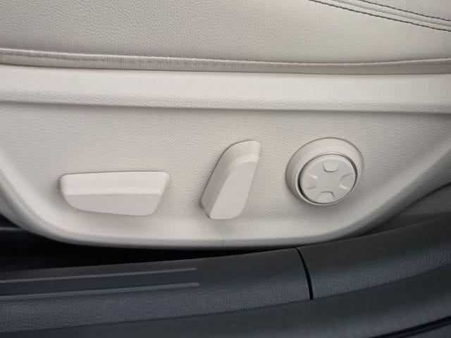 2026 GENESIS G70 Standard - Photo 11