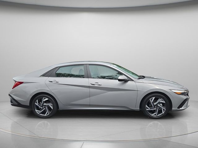 2025 Hyundai Elantra Limited - Photo 9