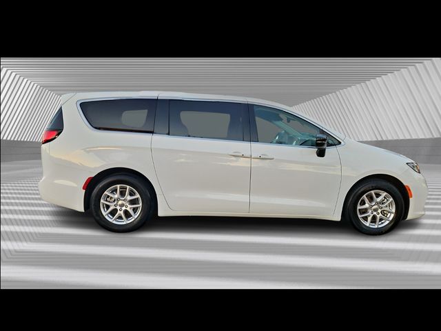 2024 Chrysler Pacifica Touring L photo 2