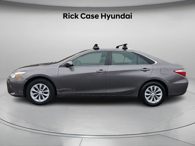 2015 Toyota Camry LE photo 2