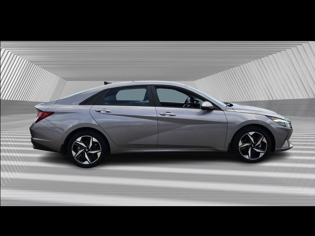 2023 Hyundai Elantra SEL photo 3