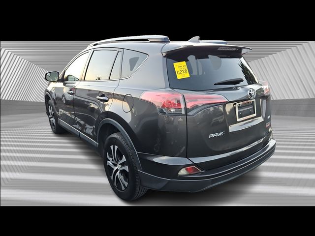 2018 Toyota RAV4 LE photo 4