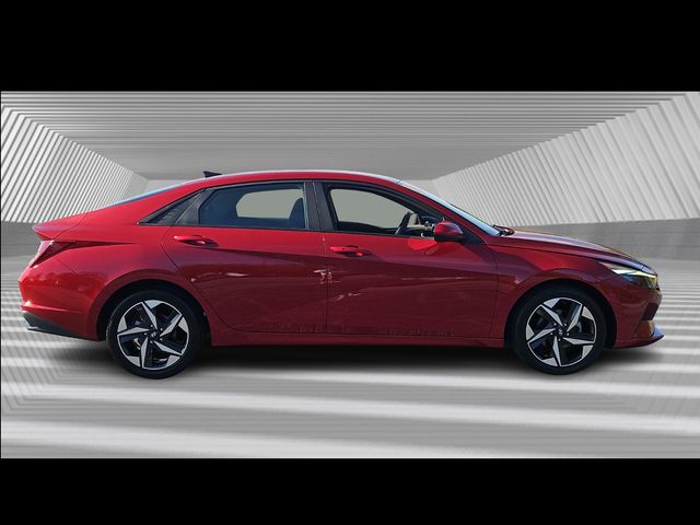 2023 Hyundai Elantra SEL photo 3