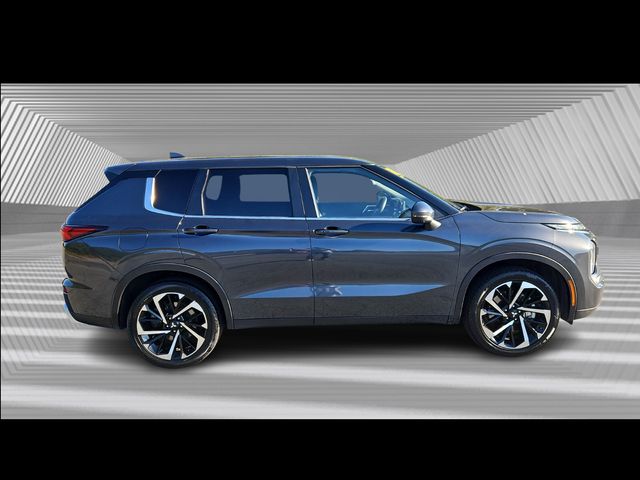 2024 Mitsubishi Outlander SE photo 3
