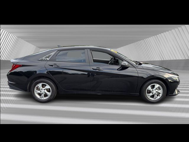 2023 Hyundai Elantra SE photo 3