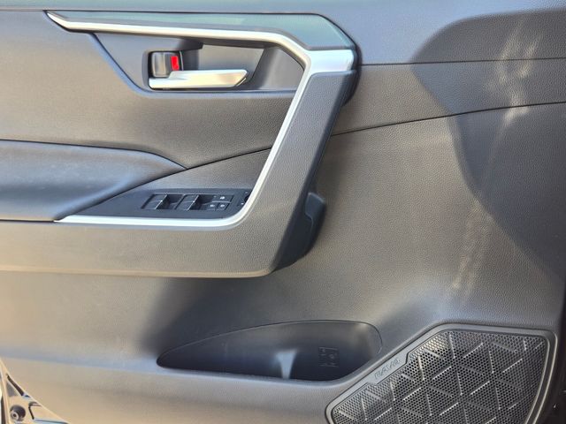 2025 Toyota RAV4 XLE - Photo 27