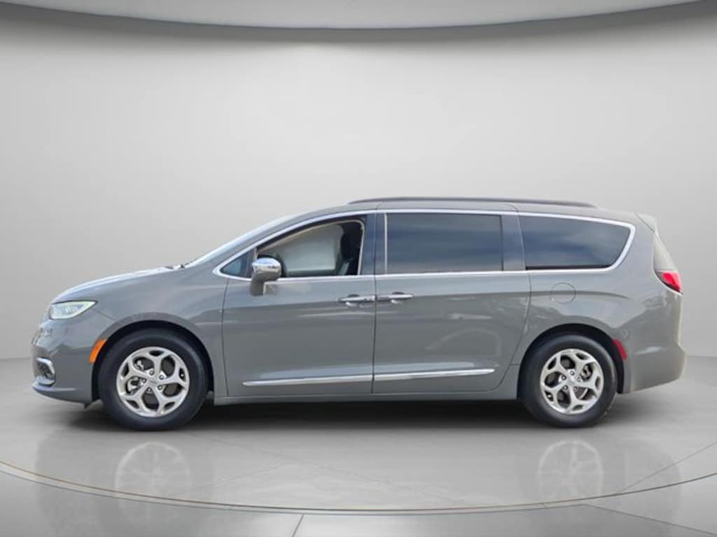 Used 2022 Chrysler Pacifica Limited Minivan/Van