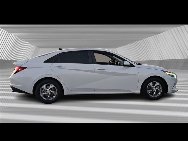 2022 Hyundai Elantra SE photo 2