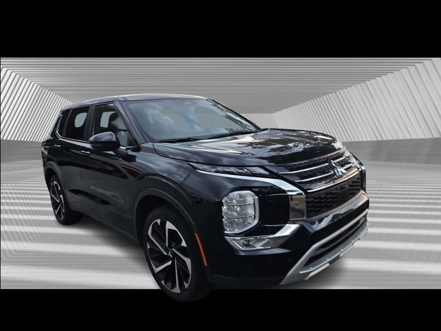 2024 Mitsubishi Outlander SE photo 3