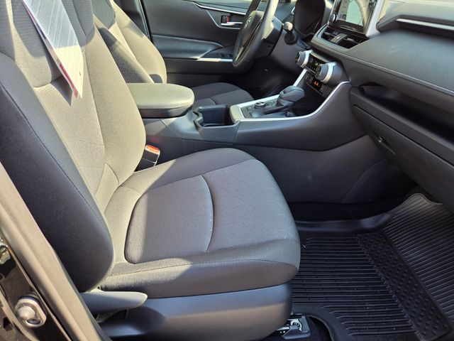 2025 Toyota RAV4 XLE - Photo 18